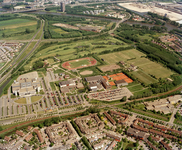 840401 Luchtfoto van het sportpark Blokhoeve te Nieuwegein uit het zuiden. Links het NBC Congrescentrum en de A.C. ...